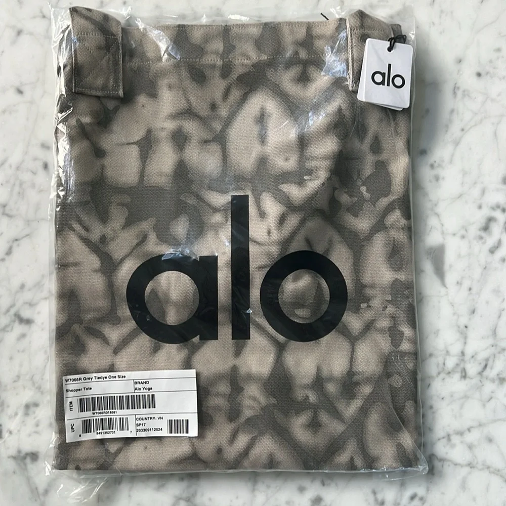 ALO Yoga Tie Dye Tote Bag XL BNWT - Picture 3 of 4